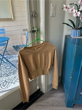 HALARA Cropped Crewneck Sweatshirt in Tan